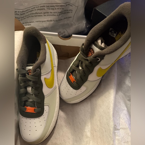 New in box Air Force 1 
Woman’s size 8 or 8.5, Youth Size 7 - Picture 2 of 3